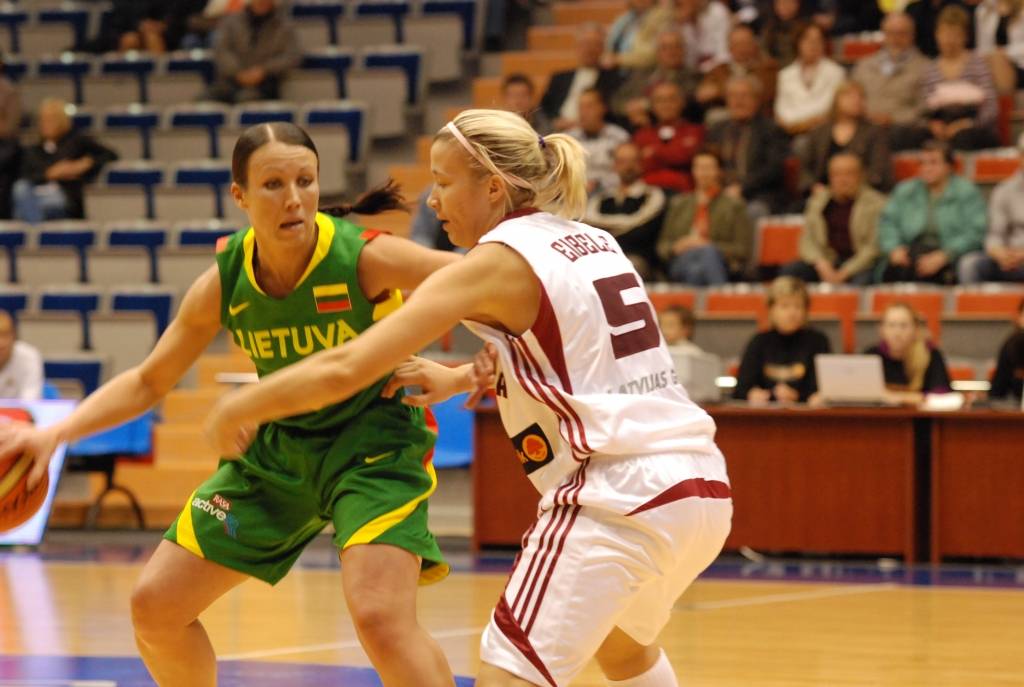 Šodien, 15. maijā, pulksten 13 Liepājas Olimpiskajā centrā Latvijas sieviešu basketbola izlase aizvadīs otro pārbaudes spēli ar Lietuvas valstsvienību. Mačs notiks aiz slēgtām durvīm - bez skatītājiem. Vakar, 14. maijā, abas izlases jau...
Autors: Uldis Dobelis