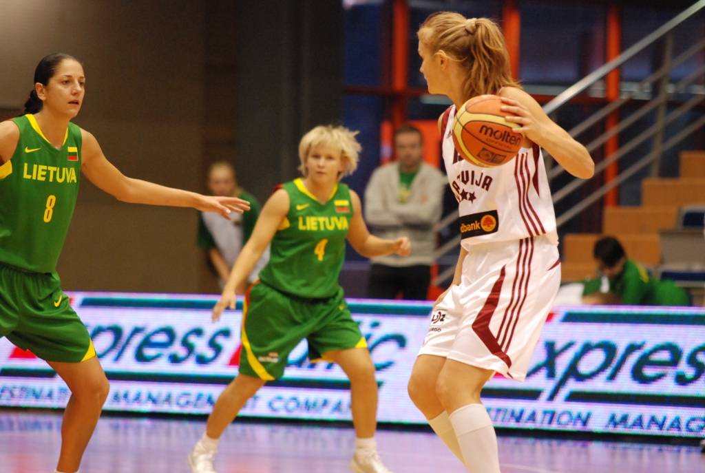 Šodien, 15. maijā, pulksten 13 Liepājas Olimpiskajā centrā Latvijas sieviešu basketbola izlase aizvadīs otro pārbaudes spēli ar Lietuvas valstsvienību. Mačs notiks aiz slēgtām durvīm - bez skatītājiem. Vakar, 14. maijā, abas izlases jau...
Autors: Uldis Dobelis