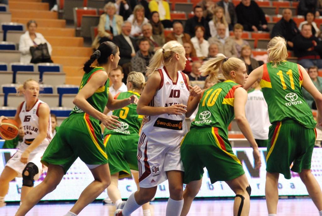 Šodien, 15. maijā, pulksten 13 Liepājas Olimpiskajā centrā Latvijas sieviešu basketbola izlase aizvadīs otro pārbaudes spēli ar Lietuvas valstsvienību. Mačs notiks aiz slēgtām durvīm - bez skatītājiem. Vakar, 14. maijā, abas izlases jau...
Autors: Uldis Dobelis