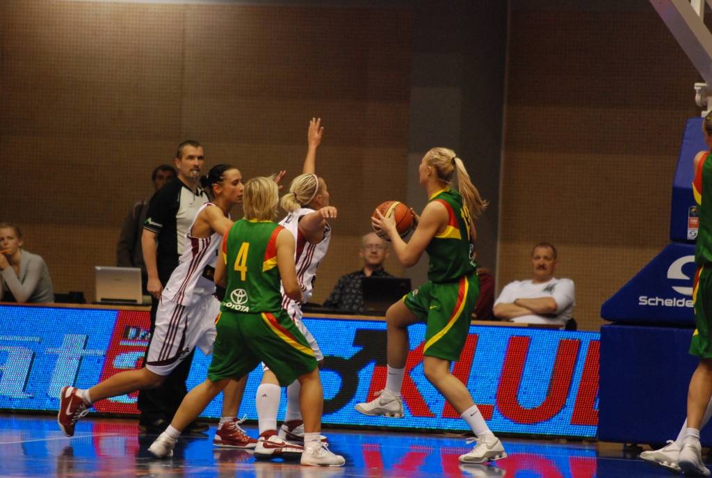 Šodien, 15. maijā, pulksten 13 Liepājas Olimpiskajā centrā Latvijas sieviešu basketbola izlase aizvadīs otro pārbaudes spēli ar Lietuvas valstsvienību. Mačs notiks aiz slēgtām durvīm - bez skatītājiem. Vakar, 14. maijā, abas izlases jau...
Autors: Uldis Dobelis