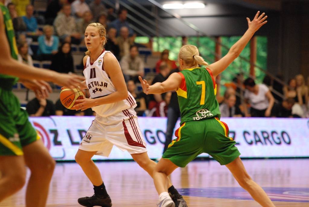 Šodien, 15. maijā, pulksten 13 Liepājas Olimpiskajā centrā Latvijas sieviešu basketbola izlase aizvadīs otro pārbaudes spēli ar Lietuvas valstsvienību. Mačs notiks aiz slēgtām durvīm - bez skatītājiem. Vakar, 14. maijā, abas izlases jau...
Autors: Uldis Dobelis