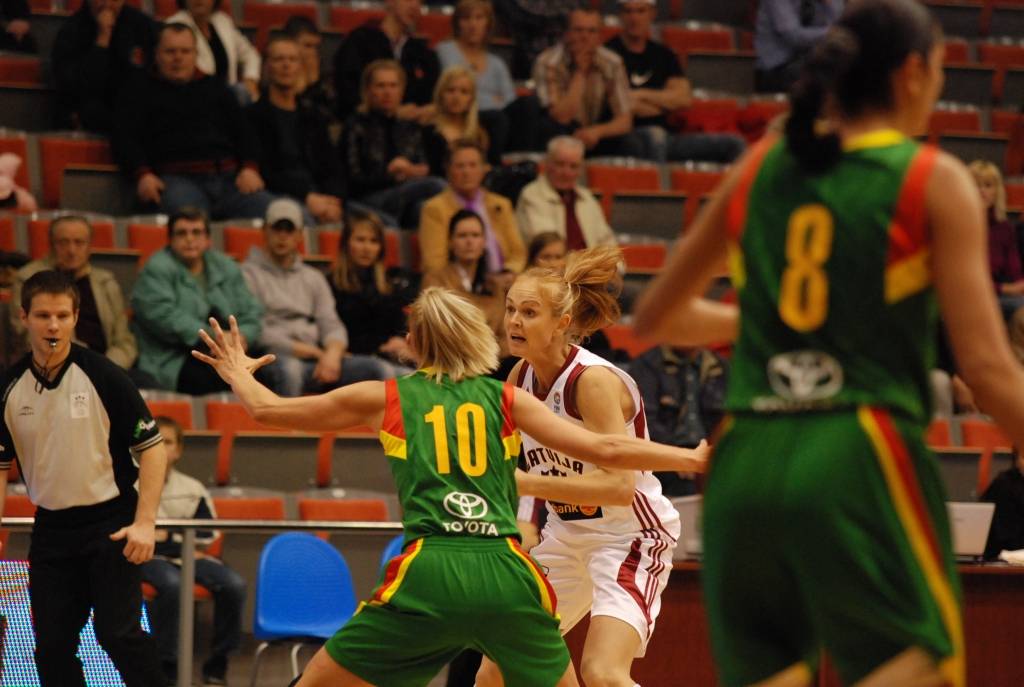 Šodien, 15. maijā, pulksten 13 Liepājas Olimpiskajā centrā Latvijas sieviešu basketbola izlase aizvadīs otro pārbaudes spēli ar Lietuvas valstsvienību. Mačs notiks aiz slēgtām durvīm - bez skatītājiem. Vakar, 14. maijā, abas izlases jau...
Autors: Uldis Dobelis