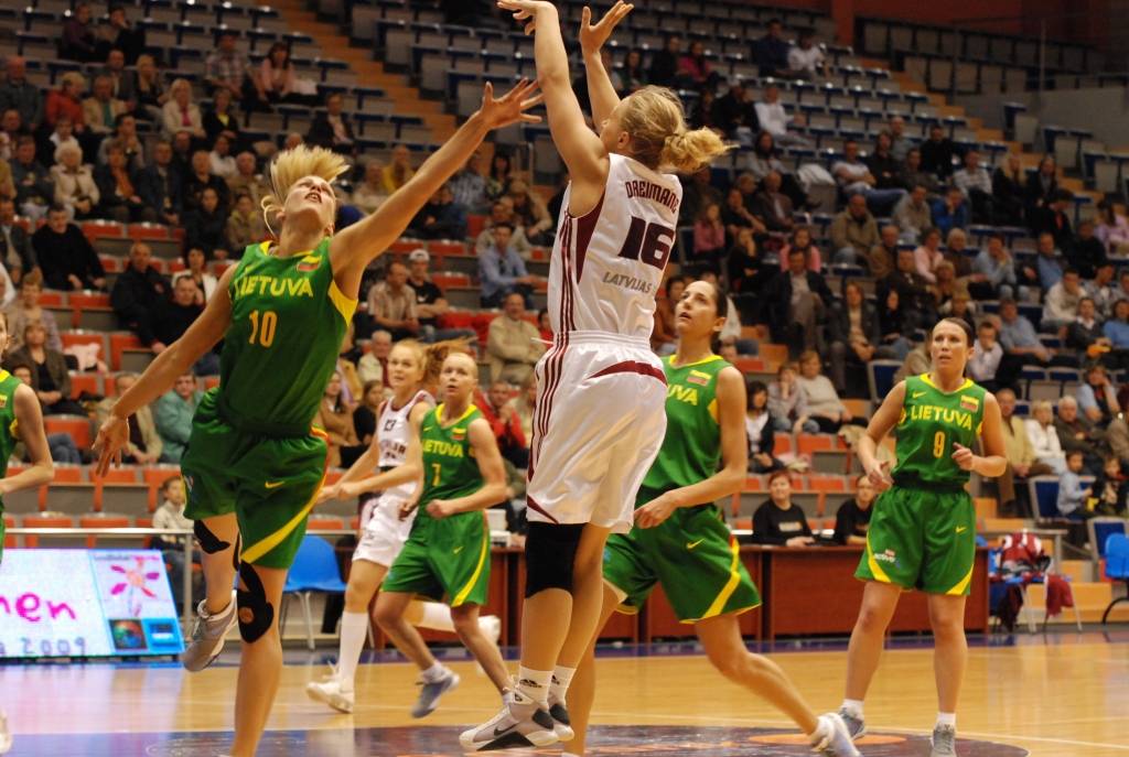 Šodien, 15. maijā, pulksten 13 Liepājas Olimpiskajā centrā Latvijas sieviešu basketbola izlase aizvadīs otro pārbaudes spēli ar Lietuvas valstsvienību. Mačs notiks aiz slēgtām durvīm - bez skatītājiem. Vakar, 14. maijā, abas izlases jau...
Autors: Uldis Dobelis
