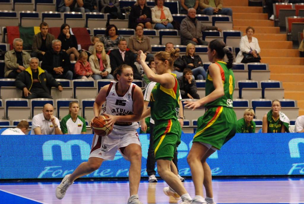 Šodien, 15. maijā, pulksten 13 Liepājas Olimpiskajā centrā Latvijas sieviešu basketbola izlase aizvadīs otro pārbaudes spēli ar Lietuvas valstsvienību. Mačs notiks aiz slēgtām durvīm - bez skatītājiem. Vakar, 14. maijā, abas izlases jau...
Autors: Uldis Dobelis
