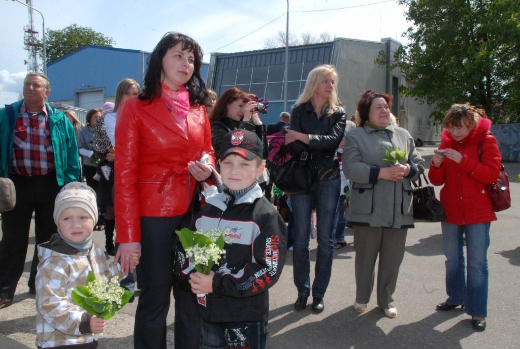 Pēc četru mēnešu prombūtnes ceturtdien, tieši pirms Ģimenes dienas, atgriezās Jūras spēku mīnu meklētājs “Tālivaldis” un 45 jūrnieki varēja atkal samīļot savus tuviniekus, tikties ar draugiem un paziņām. Kopš 9. janvāra “Tālivaldis”...
Autors: Ilze Vainovska
