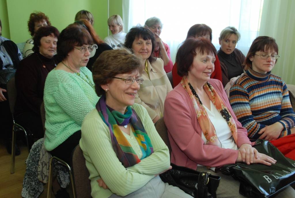 Liepājas rajona pašvaldību bibliotekāri trešdien Grobiņā notikušajā seminārā iepazinās ar Grobiņas pagasta bibliotekāres pieredzi, strādājot bibliobusā, un apsprieda iespējas darbam jaunizveidotajos novados. 

Ar jaunumiem sadarbībā...
Autors: Sarmīte Štrausa