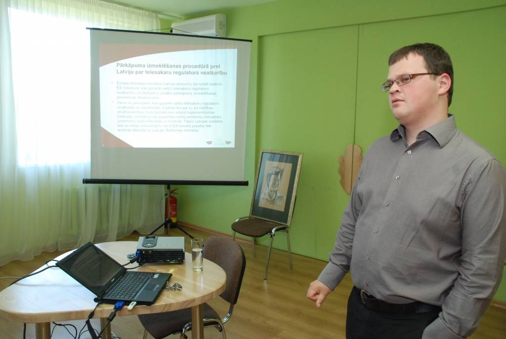 Liepājas rajona pašvaldību bibliotekāri trešdien Grobiņā notikušajā seminārā iepazinās ar Grobiņas pagasta bibliotekāres pieredzi, strādājot bibliobusā, un apsprieda iespējas darbam jaunizveidotajos novados. 

Ar jaunumiem sadarbībā...
Autors: Sarmīte Štrausa