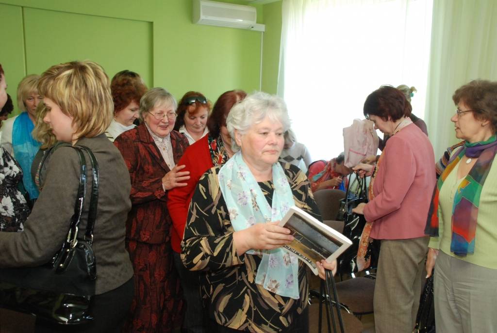 Liepājas rajona pašvaldību bibliotekāri trešdien Grobiņā notikušajā seminārā iepazinās ar Grobiņas pagasta bibliotekāres pieredzi, strādājot bibliobusā, un apsprieda iespējas darbam jaunizveidotajos novados. 

Ar jaunumiem sadarbībā...
Autors: Sarmīte Štrausa