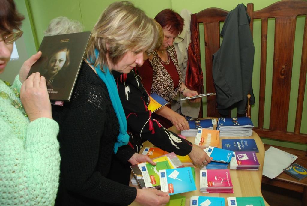 Liepājas rajona pašvaldību bibliotekāri trešdien Grobiņā notikušajā seminārā iepazinās ar Grobiņas pagasta bibliotekāres pieredzi, strādājot bibliobusā, un apsprieda iespējas darbam jaunizveidotajos novados. 

Ar jaunumiem sadarbībā...
Autors: Sarmīte Štrausa