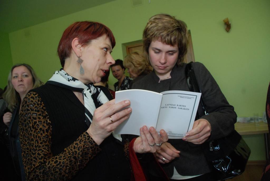 Liepājas rajona pašvaldību bibliotekāri trešdien Grobiņā notikušajā seminārā iepazinās ar Grobiņas pagasta bibliotekāres pieredzi, strādājot bibliobusā, un apsprieda iespējas darbam jaunizveidotajos novados. 

Ar jaunumiem sadarbībā...
Autors: Sarmīte Štrausa