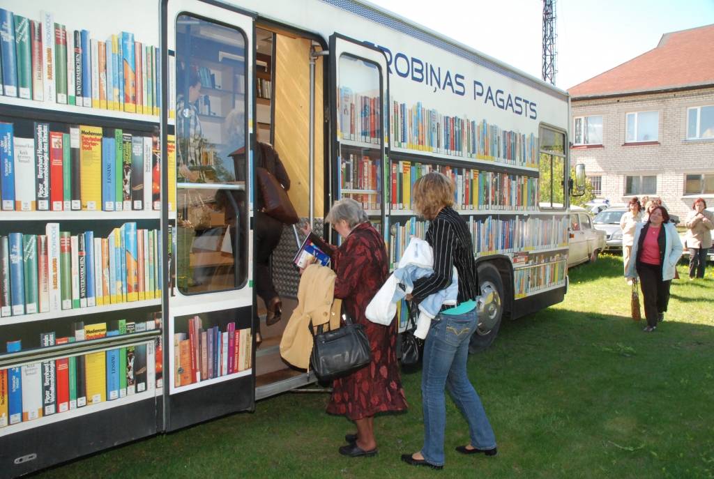 Liepājas rajona pašvaldību bibliotekāri trešdien Grobiņā notikušajā seminārā iepazinās ar Grobiņas pagasta bibliotekāres pieredzi, strādājot bibliobusā, un apsprieda iespējas darbam jaunizveidotajos novados. 

Ar jaunumiem sadarbībā...
Autors: Sarmīte Štrausa