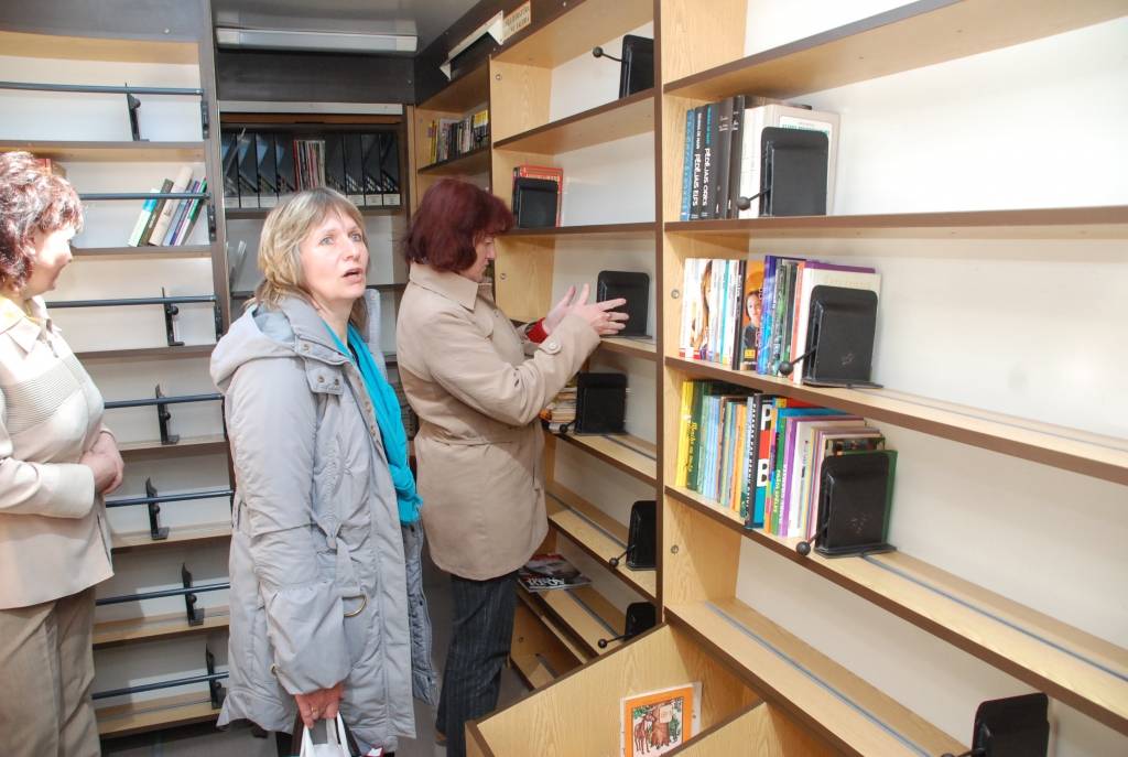 Liepājas rajona pašvaldību bibliotekāri trešdien Grobiņā notikušajā seminārā iepazinās ar Grobiņas pagasta bibliotekāres pieredzi, strādājot bibliobusā, un apsprieda iespējas darbam jaunizveidotajos novados. 

Ar jaunumiem sadarbībā...
Autors: Sarmīte Štrausa