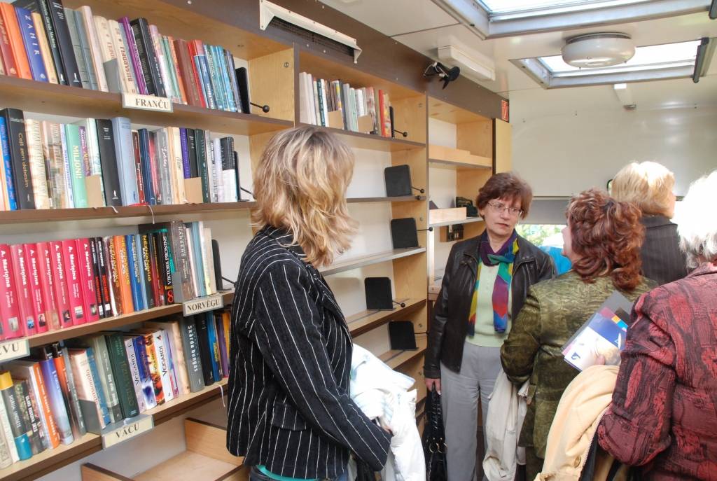 Liepājas rajona pašvaldību bibliotekāri trešdien Grobiņā notikušajā seminārā iepazinās ar Grobiņas pagasta bibliotekāres pieredzi, strādājot bibliobusā, un apsprieda iespējas darbam jaunizveidotajos novados. 

Ar jaunumiem sadarbībā...
Autors: Sarmīte Štrausa