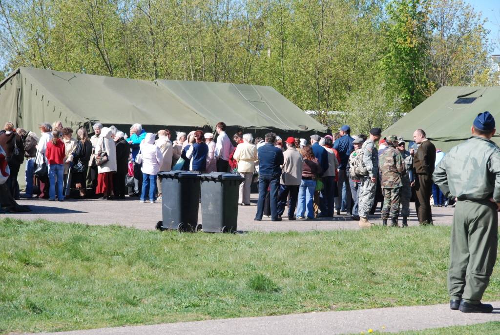 Pašvaldības rīkotās Veselības nedēļas laikā notiek arī ASV un Nacionālo bruņoto spēku militāro mediķu konsultācijas. Otrdien pie Liepājas Neredzīgo biedrības tika uzslietas vairākas kara hospitāļa teltis. Trešdien mediķu konsultācijas...
Autors: Ilze Vainovska