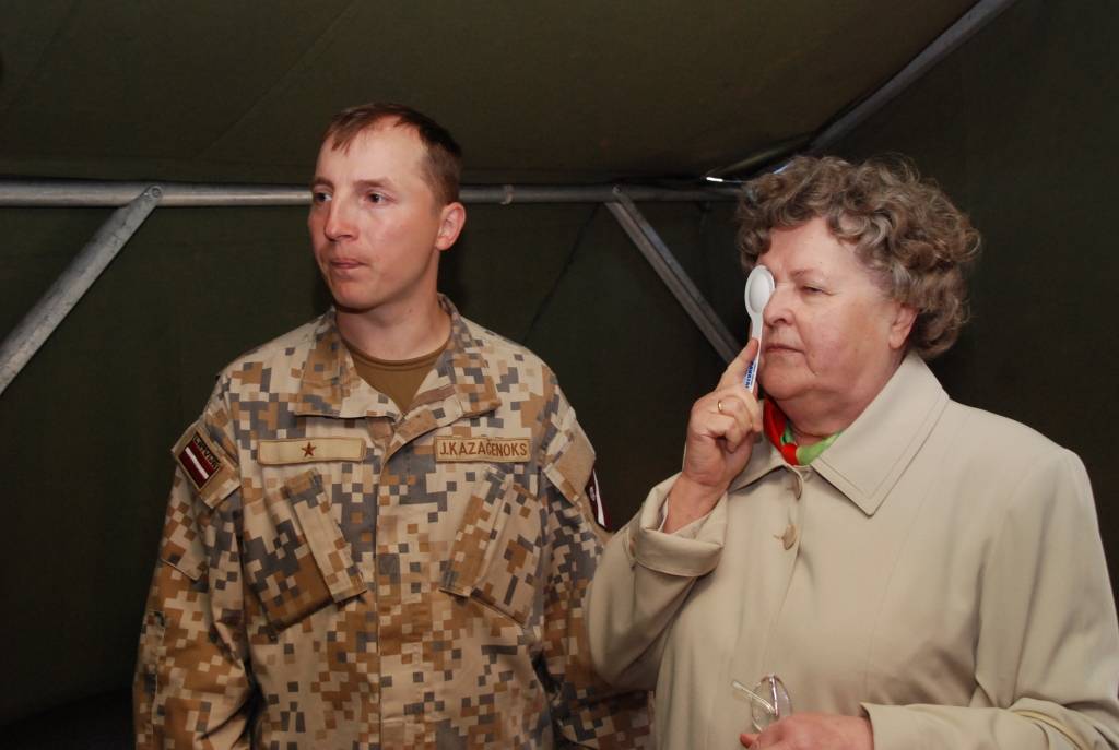 Pašvaldības rīkotās Veselības nedēļas laikā notiek arī ASV un Nacionālo bruņoto spēku militāro mediķu konsultācijas. Otrdien pie Liepājas Neredzīgo biedrības tika uzslietas vairākas kara hospitāļa teltis. Trešdien mediķu konsultācijas...
Autors: Ilze Vainovska
