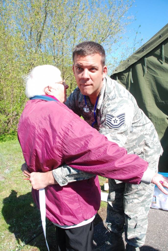 Pašvaldības rīkotās Veselības nedēļas laikā notiek arī ASV un Nacionālo bruņoto spēku militāro mediķu konsultācijas. Otrdien pie Liepājas Neredzīgo biedrības tika uzslietas vairākas kara hospitāļa teltis. Trešdien mediķu konsultācijas...
Autors: Ilze Vainovska