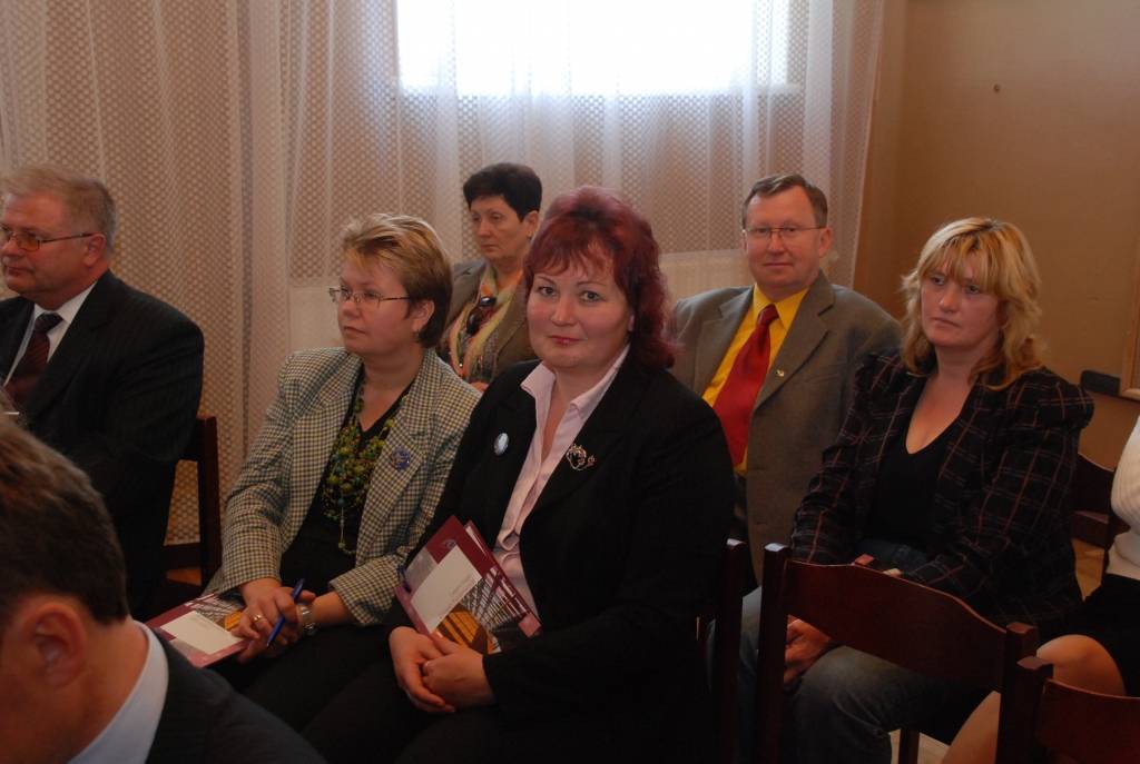 Tikpat svarīgi, cik izraudzīt īstos pārstāvjus novadu pašvaldībām, ir arī zināt to, kuri pārstāvēs Latviju Eiropas Parlamentā. To pirmdien Liepājas rajona Pieaugušo izglītības centra organizētajā paneļdiskusijā uzsvēra Eiropas Parlamenta...
Autors: Sarmīte Štrausa