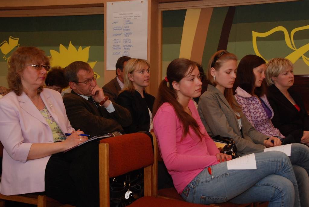 Tikpat svarīgi, cik izraudzīt īstos pārstāvjus novadu pašvaldībām, ir arī zināt to, kuri pārstāvēs Latviju Eiropas Parlamentā. To pirmdien Liepājas rajona Pieaugušo izglītības centra organizētajā paneļdiskusijā uzsvēra Eiropas Parlamenta...
Autors: Sarmīte Štrausa