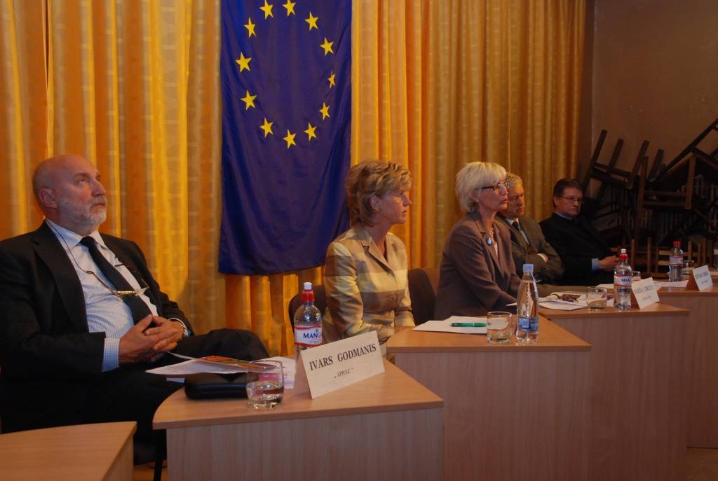Tikpat svarīgi, cik izraudzīt īstos pārstāvjus novadu pašvaldībām, ir arī zināt to, kuri pārstāvēs Latviju Eiropas Parlamentā. To pirmdien Liepājas rajona Pieaugušo izglītības centra organizētajā paneļdiskusijā uzsvēra Eiropas Parlamenta...
Autors: Sarmīte Štrausa