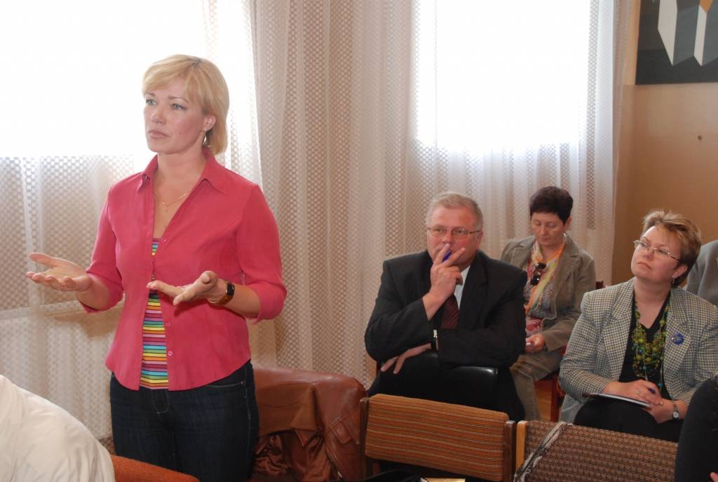 Tikpat svarīgi, cik izraudzīt īstos pārstāvjus novadu pašvaldībām, ir arī zināt to, kuri pārstāvēs Latviju Eiropas Parlamentā. To pirmdien Liepājas rajona Pieaugušo izglītības centra organizētajā paneļdiskusijā uzsvēra Eiropas Parlamenta...
Autors: Sarmīte Štrausa