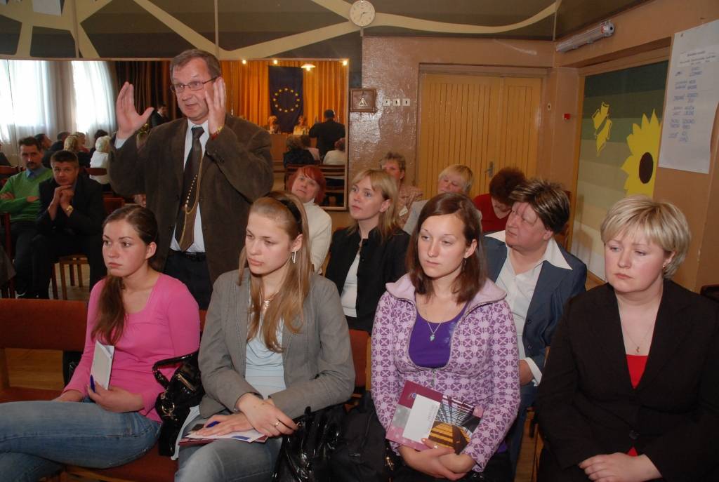 Tikpat svarīgi, cik izraudzīt īstos pārstāvjus novadu pašvaldībām, ir arī zināt to, kuri pārstāvēs Latviju Eiropas Parlamentā. To pirmdien Liepājas rajona Pieaugušo izglītības centra organizētajā paneļdiskusijā uzsvēra Eiropas Parlamenta...
Autors: Sarmīte Štrausa