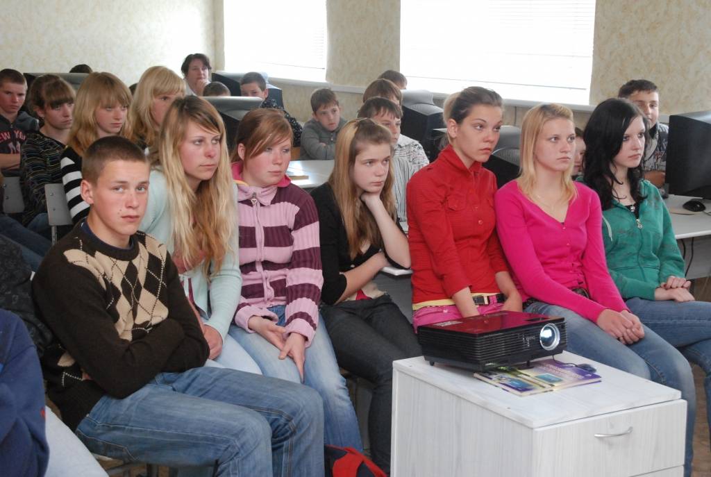 Paturēt rokās īstus kaujas ieročus un izmēģināt karavīra ekipējuma smagumu ceturtdien, 7. maijā, bija iespēja Durbes Kronvaldu Ata vidusskolas 5. - 9. klašu audzēkņiem, kad skolā viesojās projekta “NATO informatīvā džipa”...
Autors: Sarmīte Štrausa