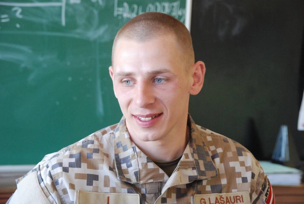 Paturēt rokās īstus kaujas ieročus un izmēģināt karavīra ekipējuma smagumu ceturtdien, 7. maijā, bija iespēja Durbes Kronvaldu Ata vidusskolas 5. - 9. klašu audzēkņiem, kad skolā viesojās projekta “NATO informatīvā džipa”...
Autors: Sarmīte Štrausa