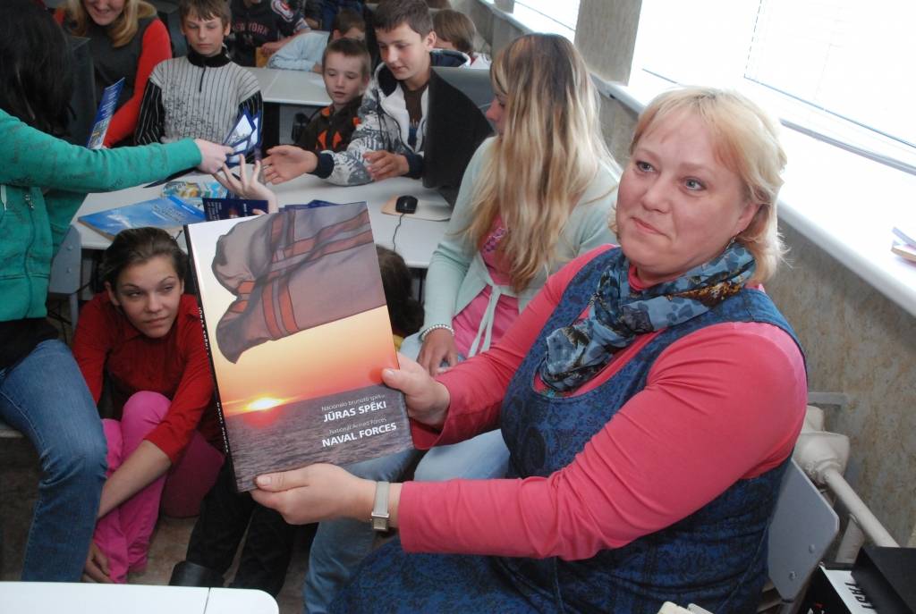 Paturēt rokās īstus kaujas ieročus un izmēģināt karavīra ekipējuma smagumu ceturtdien, 7. maijā, bija iespēja Durbes Kronvaldu Ata vidusskolas 5. - 9. klašu audzēkņiem, kad skolā viesojās projekta “NATO informatīvā džipa”...
Autors: Sarmīte Štrausa