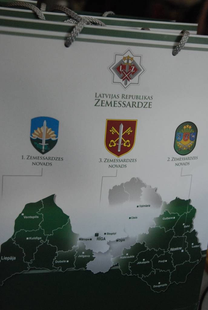 Paturēt rokās īstus kaujas ieročus un izmēģināt karavīra ekipējuma smagumu ceturtdien, 7. maijā, bija iespēja Durbes Kronvaldu Ata vidusskolas 5. - 9. klašu audzēkņiem, kad skolā viesojās projekta “NATO informatīvā džipa”...
Autors: Sarmīte Štrausa