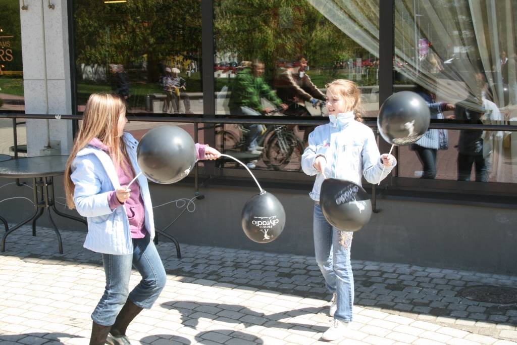 Šodien, 7. maijā, Liepājā darbu uzsāka jauna radiostacija "CityRadio", kas dzirdama frekfencē 92,3. To var klausīties arī internetā www.cityradio.lv. Par godu lielajam notikumam šodien liepājniekiem tika dalīti melni baloni ar jaunās...
Autors: Uldis Dobelis