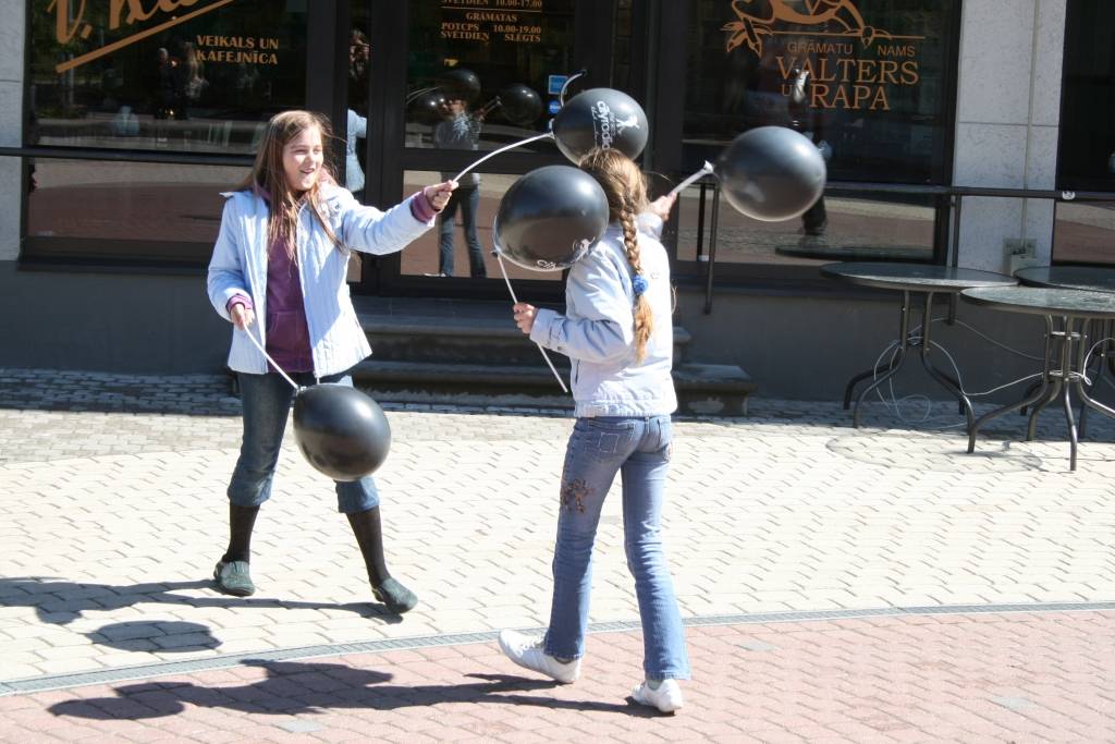 Šodien, 7. maijā, Liepājā darbu uzsāka jauna radiostacija "CityRadio", kas dzirdama frekfencē 92,3. To var klausīties arī internetā www.cityradio.lv. Par godu lielajam notikumam šodien liepājniekiem tika dalīti melni baloni ar jaunās...
Autors: Uldis Dobelis