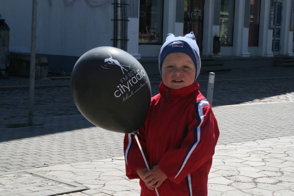 Šodien, 7. maijā, Liepājā darbu uzsāka jauna radiostacija "CityRadio", kas dzirdama frekfencē 92,3. To var klausīties arī internetā www.cityradio.lv. Par godu lielajam notikumam šodien liepājniekiem tika dalīti melni baloni ar jaunās...
Autors: Uldis Dobelis