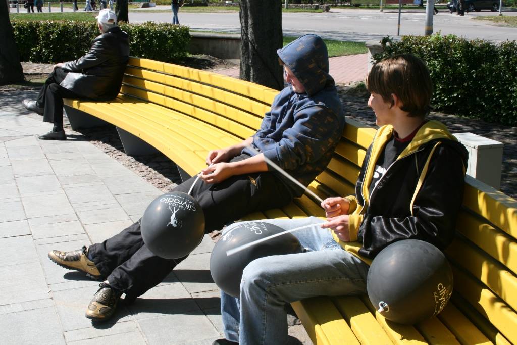 Šodien, 7. maijā, Liepājā darbu uzsāka jauna radiostacija "CityRadio", kas dzirdama frekfencē 92,3. To var klausīties arī internetā www.cityradio.lv. Par godu lielajam notikumam šodien liepājniekiem tika dalīti melni baloni ar jaunās...
Autors: Uldis Dobelis