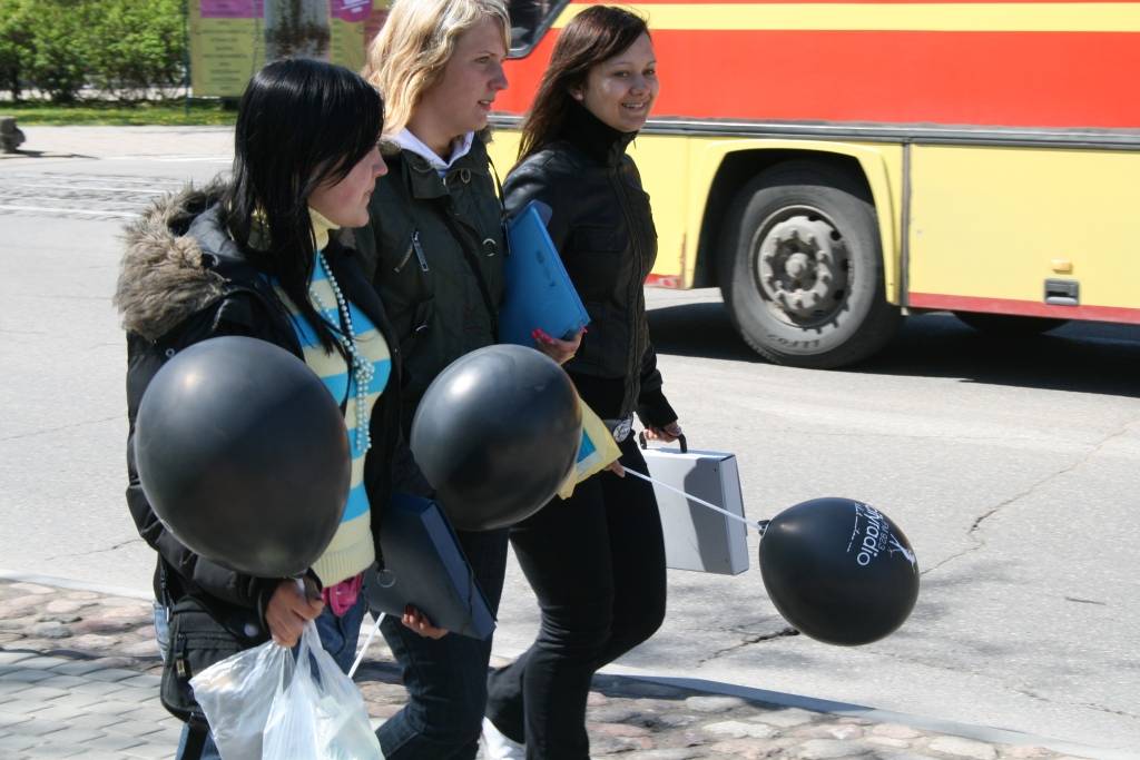 Šodien, 7. maijā, Liepājā darbu uzsāka jauna radiostacija "CityRadio", kas dzirdama frekfencē 92,3. To var klausīties arī internetā www.cityradio.lv. Par godu lielajam notikumam šodien liepājniekiem tika dalīti melni baloni ar jaunās...
Autors: Uldis Dobelis