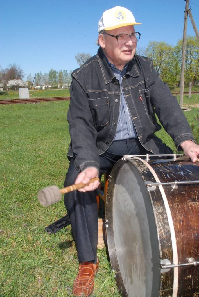 Priekulē, tāpat kā visās pilsētās un pagastos, kur ir mūzikas un mākslas skolas, ceturtdien noritēja Vienotības akcija “Iestādi ideju!”. Pūtēju orķestris atskaņoja uzmundrinošas melodijas, pasniedzēja Zenta Svara megafonā klāstīja, kas...
Autors: Ilze Vainovska