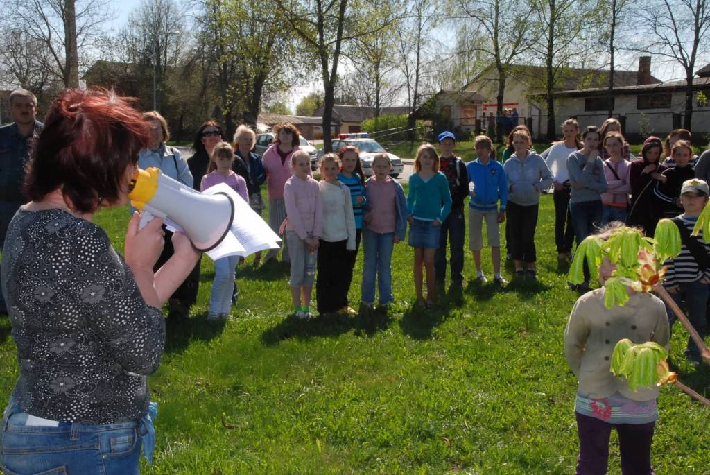 Priekulē, tāpat kā visās pilsētās un pagastos, kur ir mūzikas un mākslas skolas, ceturtdien noritēja Vienotības akcija “Iestādi ideju!”. Pūtēju orķestris atskaņoja uzmundrinošas melodijas, pasniedzēja Zenta Svara megafonā klāstīja, kas...
Autors: Ilze Vainovska