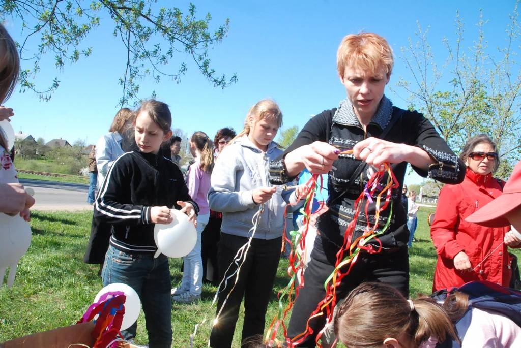 Priekulē, tāpat kā visās pilsētās un pagastos, kur ir mūzikas un mākslas skolas, ceturtdien noritēja Vienotības akcija “Iestādi ideju!”. Pūtēju orķestris atskaņoja uzmundrinošas melodijas, pasniedzēja Zenta Svara megafonā klāstīja, kas...
Autors: Ilze Vainovska