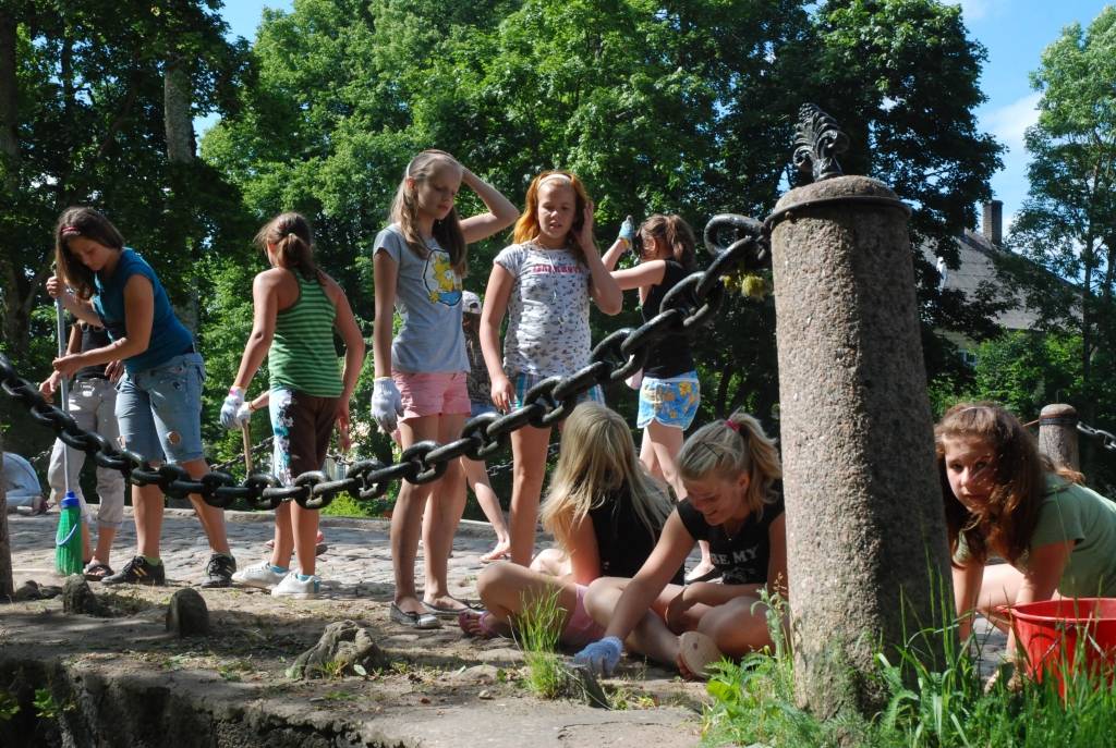 Šonedēļ Kazdangā notiek skolēnu vasaras nometne “Saldskābais smaids”. Jaunieši no Liepājas 6. vidusskolas ne tikai atpūšas, bet arī strādā un pelna sev ekskursiju.
Autors: Iluta Dreimane