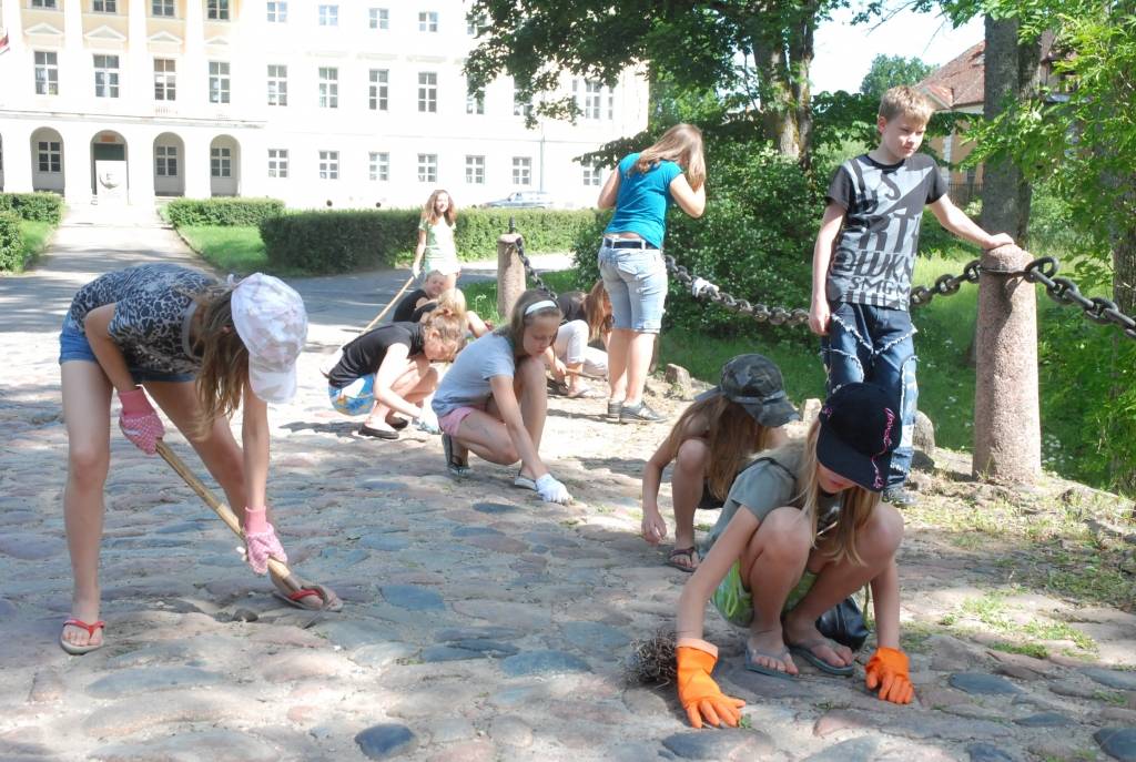 Šonedēļ Kazdangā notiek skolēnu vasaras nometne “Saldskābais smaids”. Jaunieši no Liepājas 6. vidusskolas ne tikai atpūšas, bet arī strādā un pelna sev ekskursiju.
Autors: Iluta Dreimane