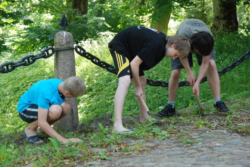 Šonedēļ Kazdangā notiek skolēnu vasaras nometne “Saldskābais smaids”. Jaunieši no Liepājas 6. vidusskolas ne tikai atpūšas, bet arī strādā un pelna sev ekskursiju.
Autors: Iluta Dreimane