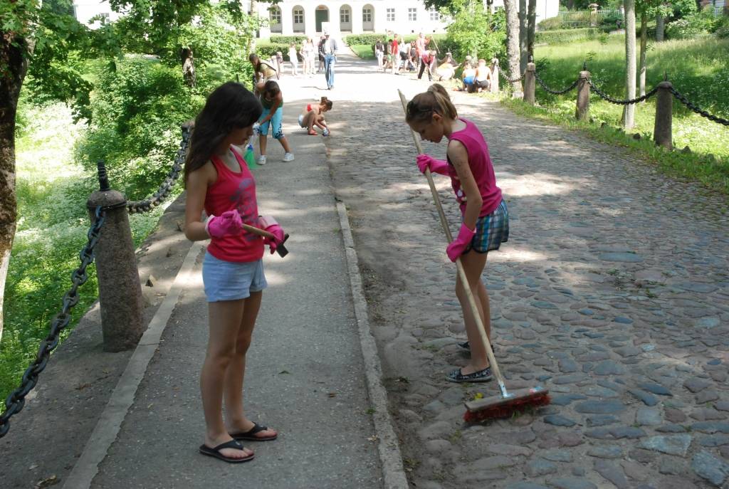 Šonedēļ Kazdangā notiek skolēnu vasaras nometne “Saldskābais smaids”. Jaunieši no Liepājas 6. vidusskolas ne tikai atpūšas, bet arī strādā un pelna sev ekskursiju.
Autors: Iluta Dreimane