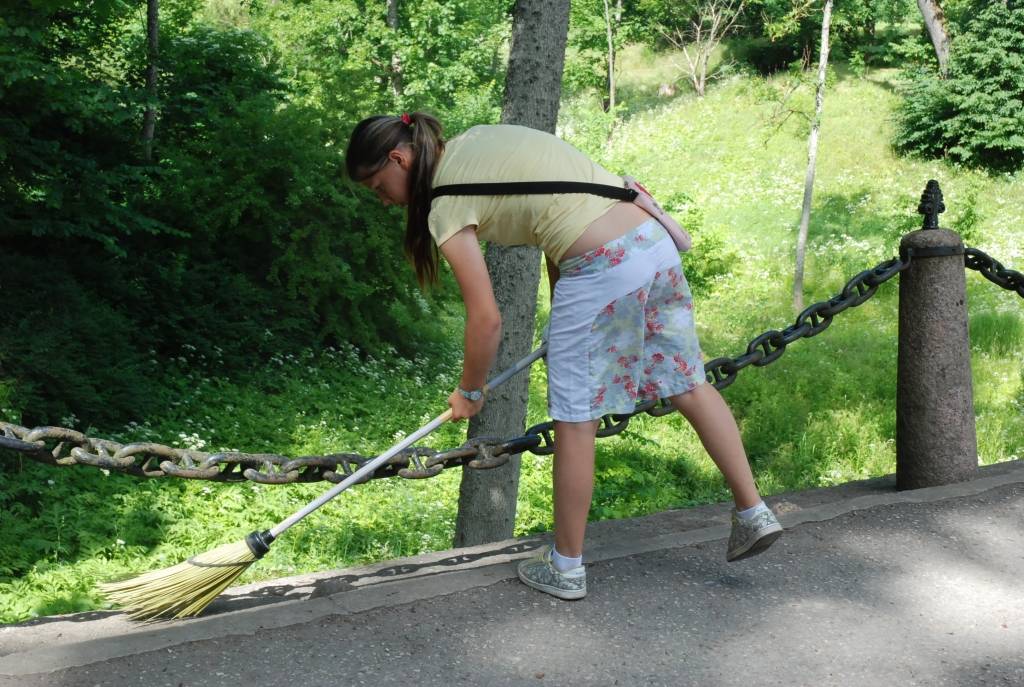 Šonedēļ Kazdangā notiek skolēnu vasaras nometne “Saldskābais smaids”. Jaunieši no Liepājas 6. vidusskolas ne tikai atpūšas, bet arī strādā un pelna sev ekskursiju.
Autors: Iluta Dreimane