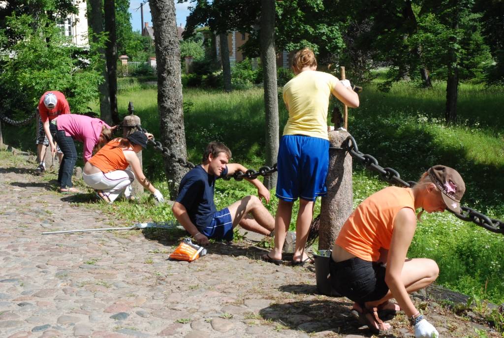 Šonedēļ Kazdangā notiek skolēnu vasaras nometne “Saldskābais smaids”. Jaunieši no Liepājas 6. vidusskolas ne tikai atpūšas, bet arī strādā un pelna sev ekskursiju.
Autors: Iluta Dreimane
