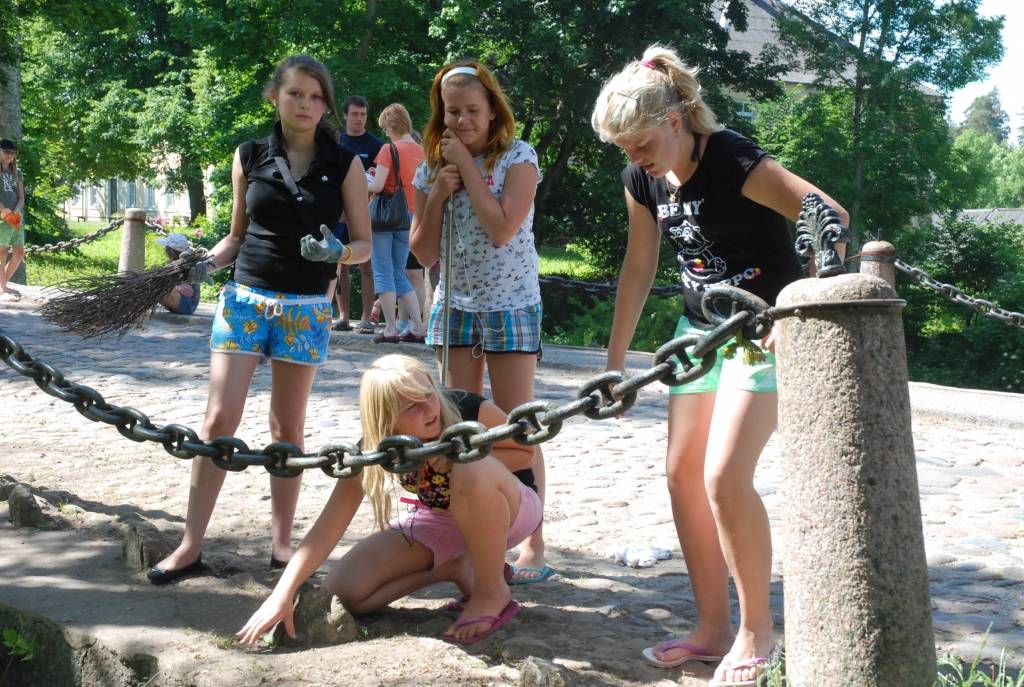 Šonedēļ Kazdangā notiek skolēnu vasaras nometne “Saldskābais smaids”. Jaunieši no Liepājas 6. vidusskolas ne tikai atpūšas, bet arī strādā un pelna sev ekskursiju.
Autors: Iluta Dreimane