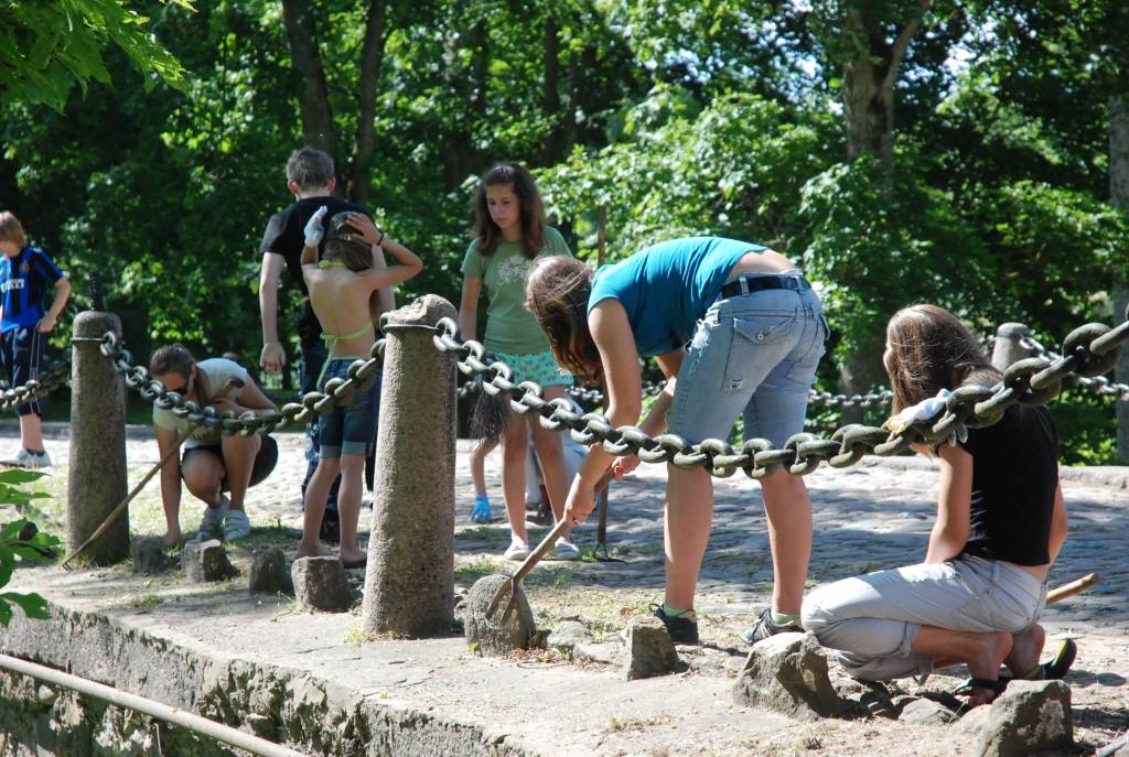 Šonedēļ Kazdangā notiek skolēnu vasaras nometne “Saldskābais smaids”. Jaunieši no Liepājas 6. vidusskolas ne tikai atpūšas, bet arī strādā un pelna sev ekskursiju.
Autors: Iluta Dreimane