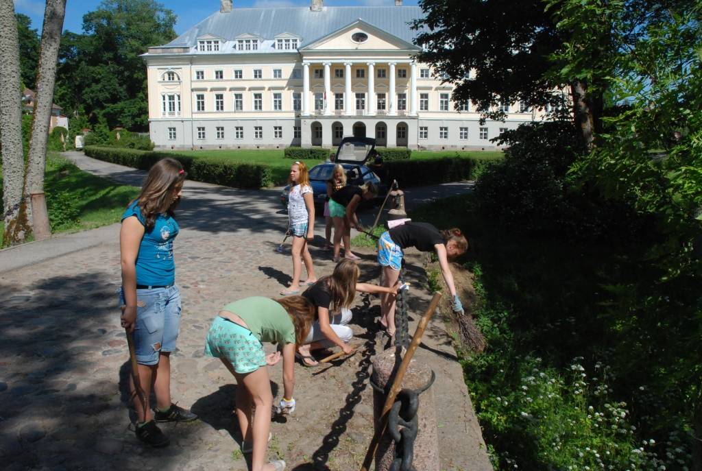 Šonedēļ Kazdangā notiek skolēnu vasaras nometne “Saldskābais smaids”. Jaunieši no Liepājas 6. vidusskolas ne tikai atpūšas, bet arī strādā un pelna sev ekskursiju.
Autors: Iluta Dreimane