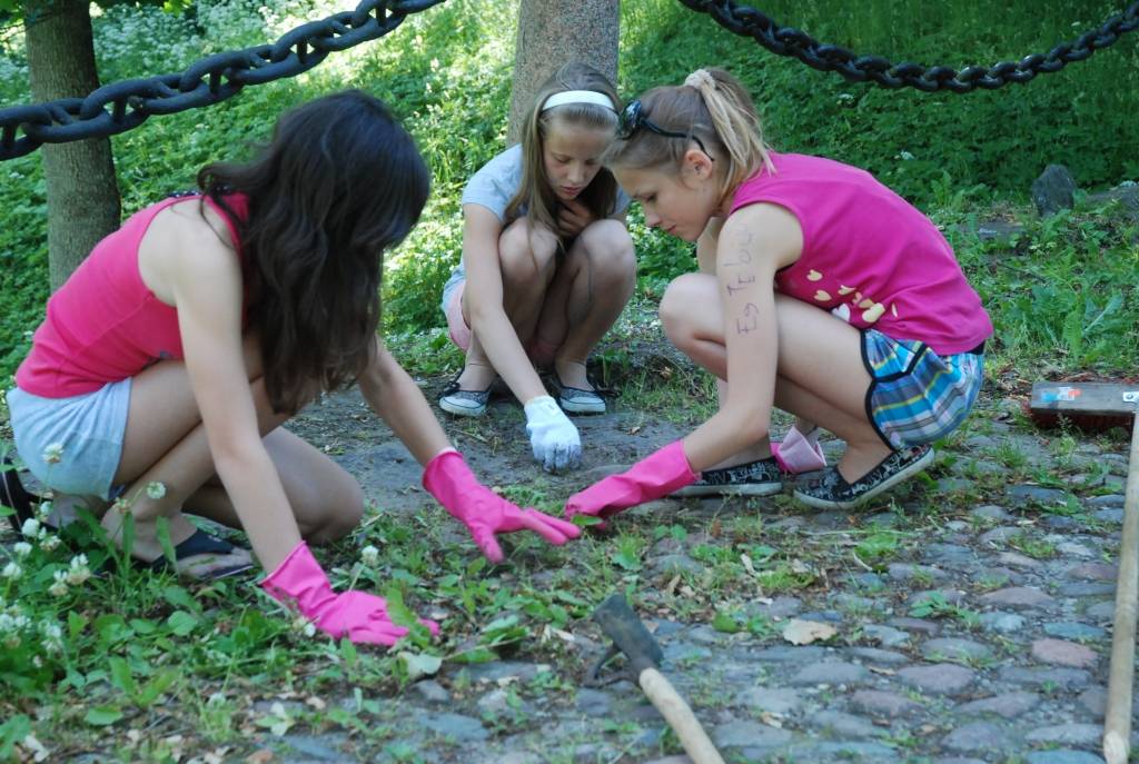 Šonedēļ Kazdangā notiek skolēnu vasaras nometne “Saldskābais smaids”. Jaunieši no Liepājas 6. vidusskolas ne tikai atpūšas, bet arī strādā un pelna sev ekskursiju.
Autors: Iluta Dreimane