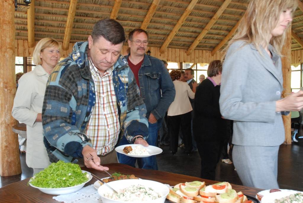 Liepājas rajona padome Jāņus ielīgoja pēc izbraukuma sēdes kempingā “Kurzemes pērle” Sepenes ezera krastā. 

Izbraukuma sēdē Kalvenes pagastā pārsvarā skanēja vadības pateicības vārdi par ieguldīto darbu gan Liepājas rajona padomes...
Autors: Iluta Dreimane