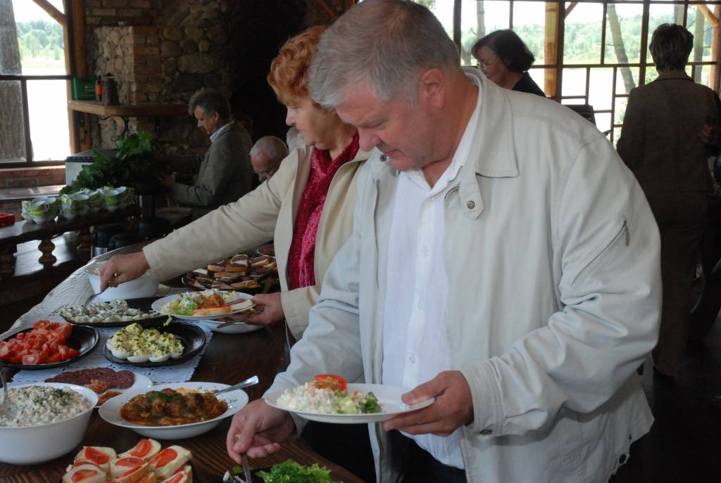 Liepājas rajona padome Jāņus ielīgoja pēc izbraukuma sēdes kempingā “Kurzemes pērle” Sepenes ezera krastā. 

Izbraukuma sēdē Kalvenes pagastā pārsvarā skanēja vadības pateicības vārdi par ieguldīto darbu gan Liepājas rajona padomes...
Autors: Iluta Dreimane