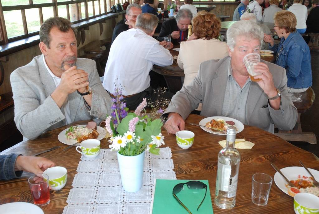 Liepājas rajona padome Jāņus ielīgoja pēc izbraukuma sēdes kempingā “Kurzemes pērle” Sepenes ezera krastā. 

Izbraukuma sēdē Kalvenes pagastā pārsvarā skanēja vadības pateicības vārdi par ieguldīto darbu gan Liepājas rajona padomes...
Autors: Iluta Dreimane
